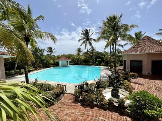 Family villa in a prestigious beachfront community