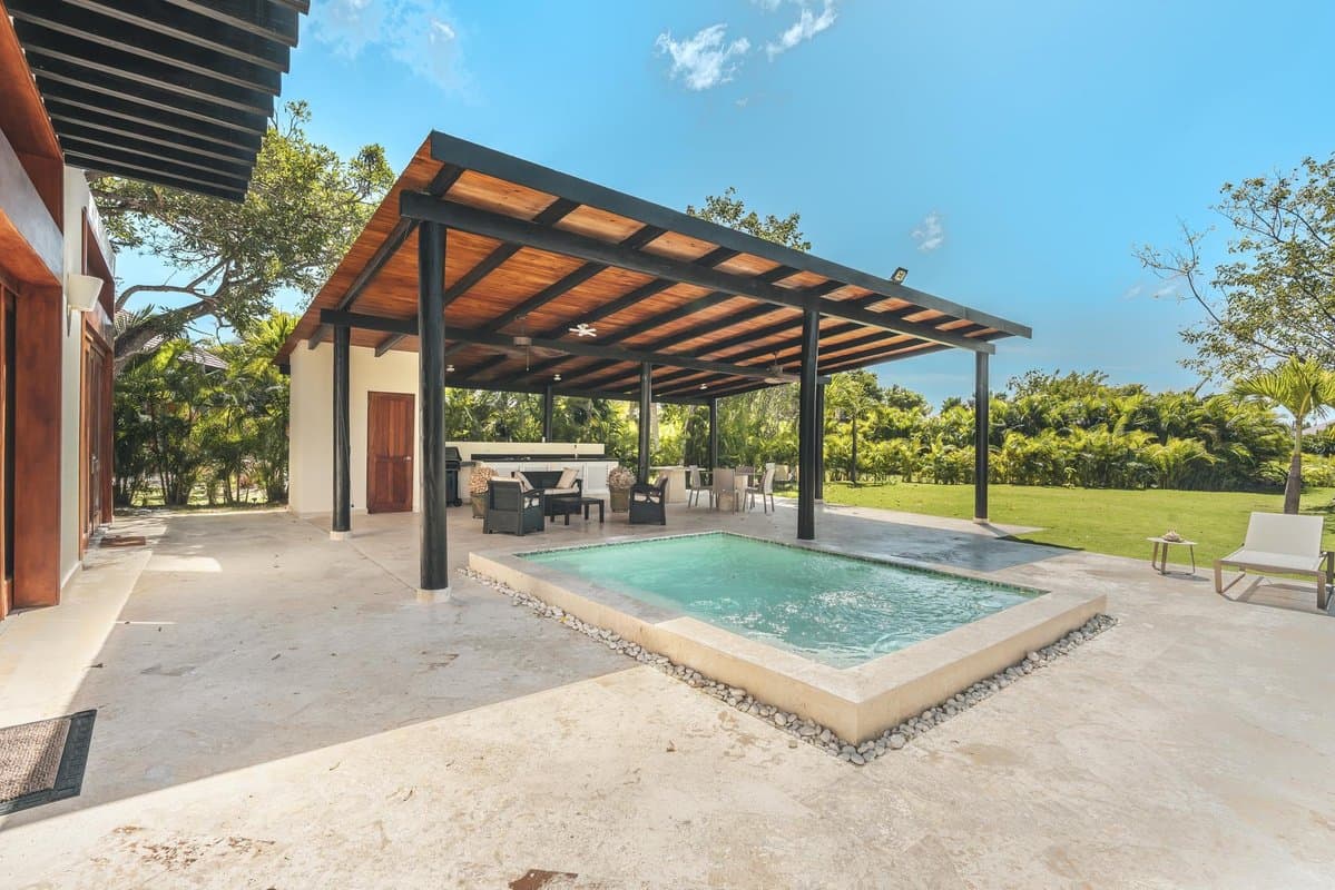 Bungallow with 3BR pool/bbq in Green Village