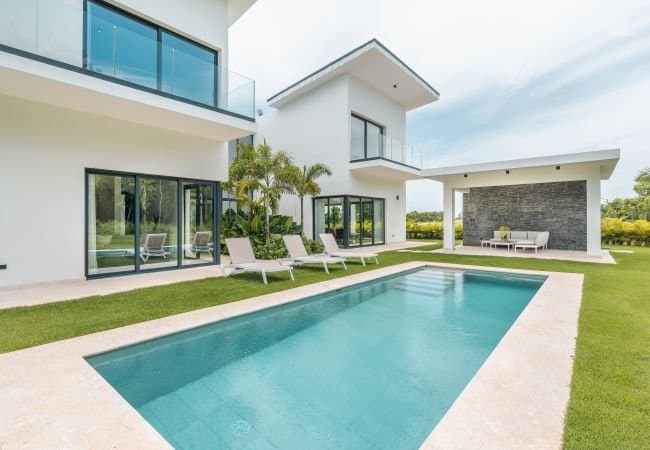 Luxury 5BR Villa w/ Pool, BBQ & Maid in Caleton