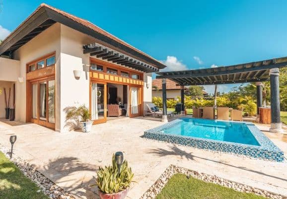 Bungalow with 2 bedrooms and pool at Green Village