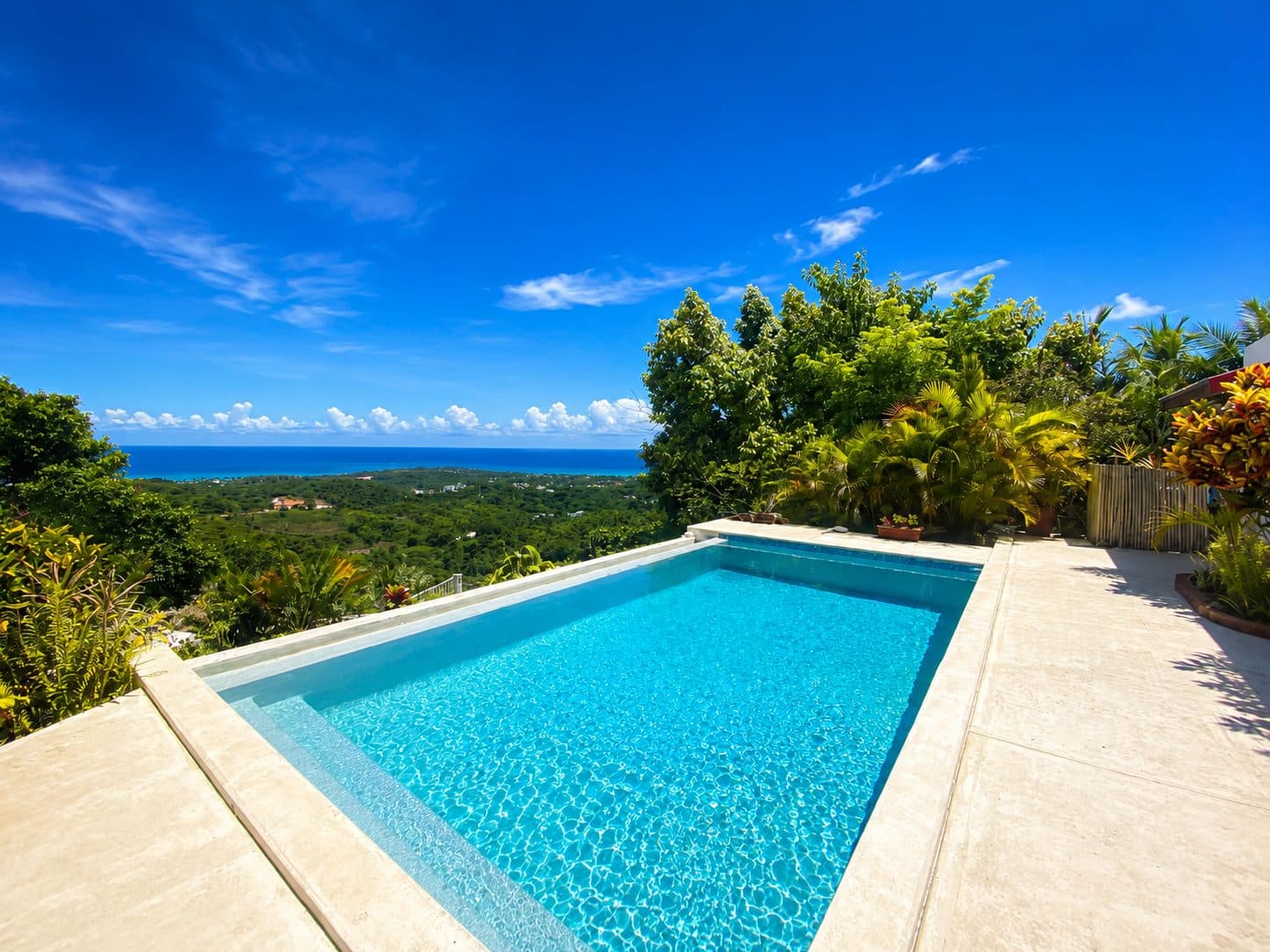 🌊 Villa with Panoramic Ocean Views & High Development Potential – Hoyo Cac